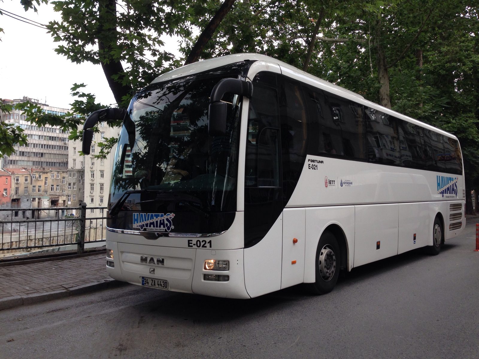 Picture of Havataş airport shuttle bus.