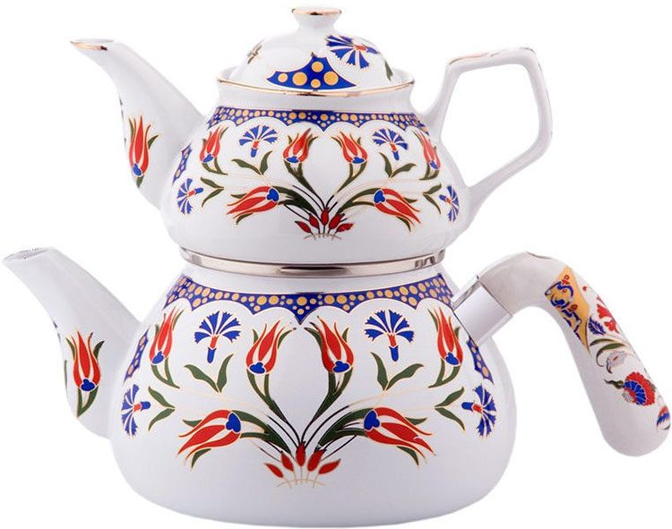 Picture of typical Turkish teapot in porcelain.